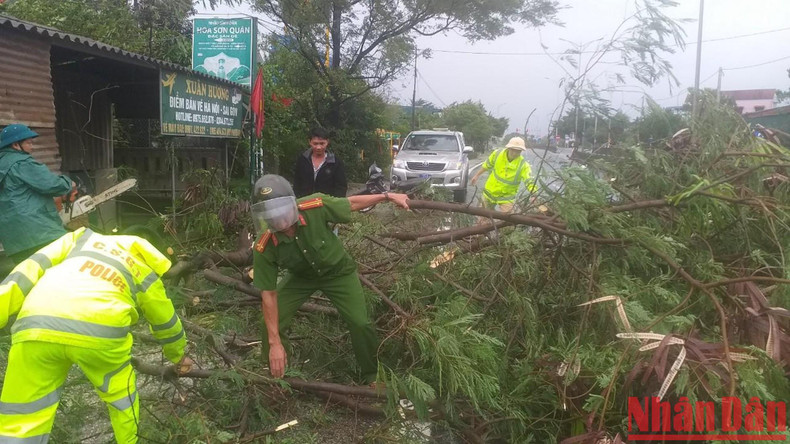 Las fuerzas competentes de Thua Thien-Hue despejan calles locales. (Fotografía: Nhan Dan)