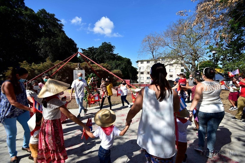 Niños cubanos y sus padres participan en un espectáculo de danza exaltando la amistad Vietnam-Cuba con motivo del 132 aniversario del natalicio del Presidente Ho Chi Minh (19 de mayo), en 2022.