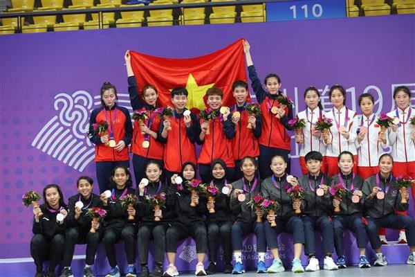 Los equipos femeninos de sepak takraw de Vietnam, Indonesia, Laos y China. (Fotografía: VNA) Los equipos femeninos de sepak takraw de Vietnam, Indonesia, Laos y China. (Fotografía: VNA)