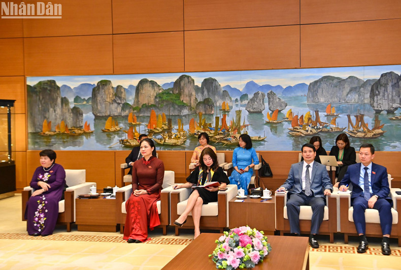 Diputados del país anfitrión y representantes de la Unión de Mujeres de Vietnam.