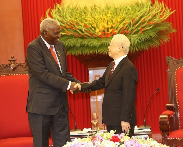 El secretario general del Partido Comunista de Vietnam, Nguyen Phu Trong, recibe el 27 de septiembre de 2023 a Esteban Lazo Hernández, presidente de la Asamblea Nacional del Poder Popular de Cuba, en ocasión de su viaje a Vietnam para asistir a la conmemoración del 50 aniversario de la visita del Comandante en Jefe Fidel Castro a la zona liberada del Sur.