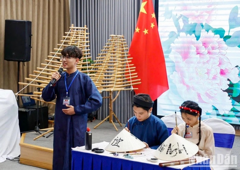 Una demostración de la caligrafía en vietnamita y chino sobre el “non la”, sombrero cónico tradicional del país sudesteasiático.