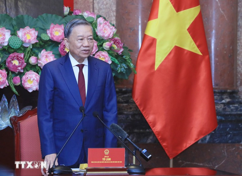 El dirigente da palabras. El dirigente da palabras.