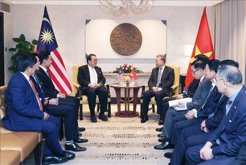 El secretario general del Partido Comunista de Vietnam, To Lam, conversa con Tan Sri Francis Yeoh, presidente de la corporación YTL. El secretario general del Partido Comunista de Vietnam, To Lam, conversa con Tan Sri Francis Yeoh, presidente de la corporación YTL.