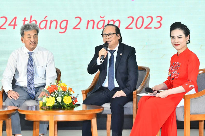 El exdirector del Hospital Central de Neumología Nguyen Viet Nhung, titulado “Médico del Pueblo” (la distinción más alta del Estado para los profesionales de salud), participa en una charla bajo el tema “Esfuerzos por la salud del pueblo”. El exdirector del Hospital Central de Neumología Nguyen Viet Nhung, titulado “Médico del Pueblo” (la distinción más alta del Estado para los profesionales de salud), participa en una charla bajo el tema “Esfuerzos por la salud del pueblo”.