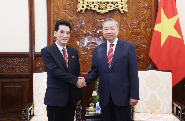 El secretario general del Partido Comunista y presidente de Vietnam, To Lam, y el embajador de Corea del Norte, Ri Sung Guk. (Fotografía: VNA)