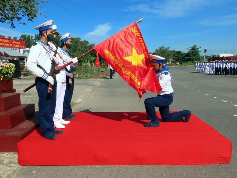 Los soldados realizan la ceremonia de honrar la bandera durante la Ceremonia de Juramento antes de partir hacia las unidades de la Región Naval 2 para cumplir sus misiones.