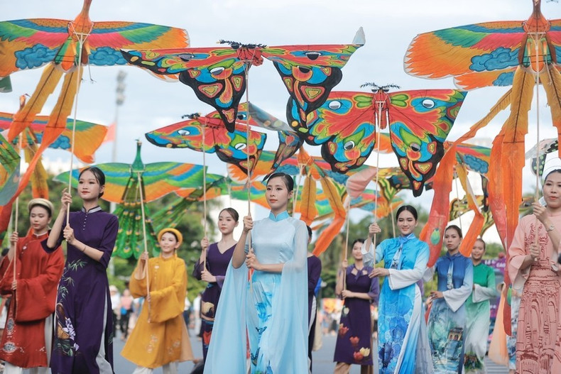 Emocionante festejo callejero 2024 en la ciudad de Hue. Emocionante festejo callejero 2024 en la ciudad de Hue.