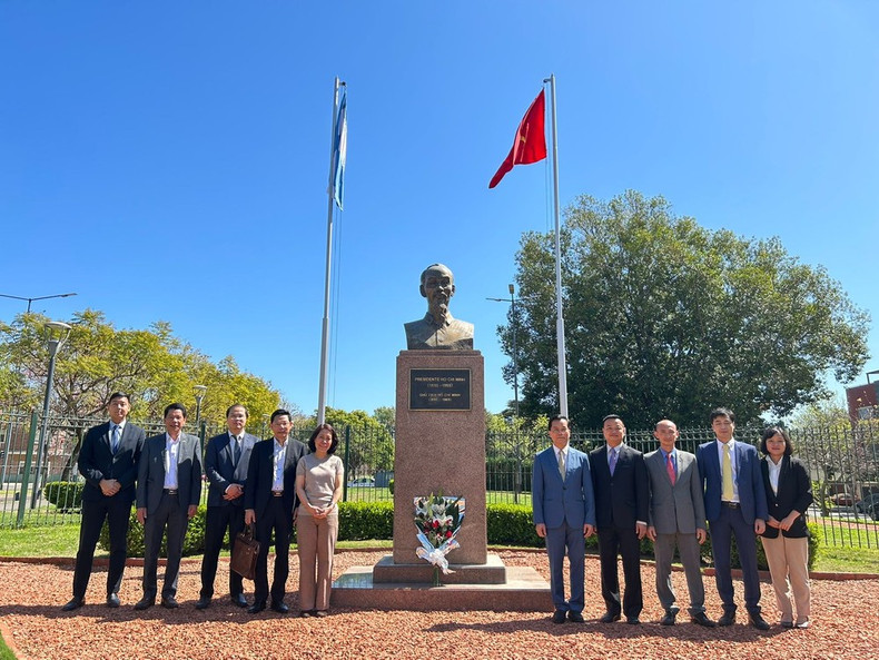 El vicecanciller Ha Kim Ngoc y la delegación a su cargo depositan una ofrenda floral en el Monumento al Presidente Ho Chi Minh en Buenos Aires. (Fotografía: VNA) El vicecanciller Ha Kim Ngoc y la delegación a su cargo depositan una ofrenda floral en el Monumento al Presidente Ho Chi Minh en Buenos Aires. (Fotografía: VNA)