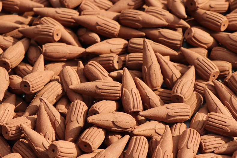 Incienso de cogollos de canela, uno de los productos elaborados a base de este árbol. Incienso de cogollos de canela, uno de los productos elaborados a base de este árbol.