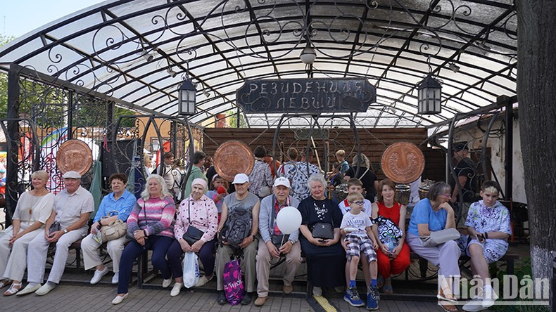 Los abuelos también hacen de escolta a sus nietos. Los abuelos también hacen de escolta a sus nietos.
