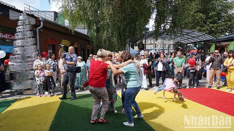 La atmósfera se vuelve más jovial con la música. La atmósfera se vuelve más jovial con la música.