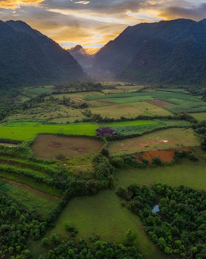 El mayor atractivo aquí es el inmenso verdor de césped salpicado entre parcelas que labran los lugareños.
