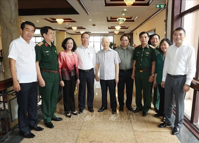 Phu Trong y delegados a la reunión. Phu Trong y delegados a la reunión.