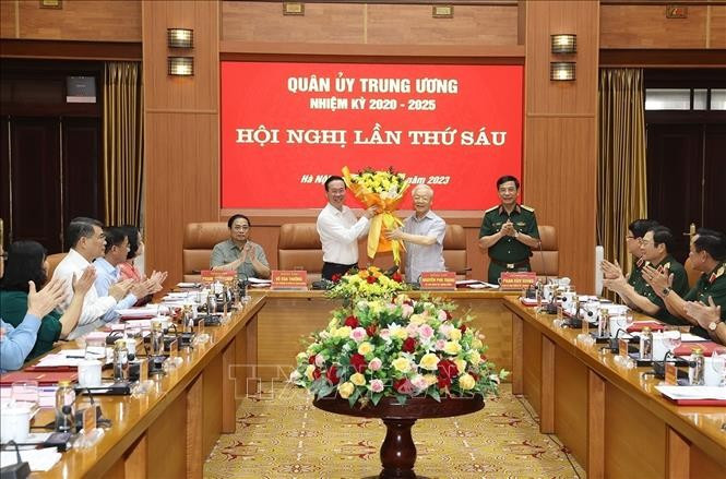 Phu Trong, también secretario de la Comisión Militar Central, felicita la designación por el Buró Político del Comité Central del Partido a Vo Van Thuong a la Junta Permanente de ese órgano. Phu Trong, también secretario de la Comisión Militar Central, felicita la designación por el Buró Político del Comité Central del Partido a Vo Van Thuong a la Junta Permanente de ese órgano.