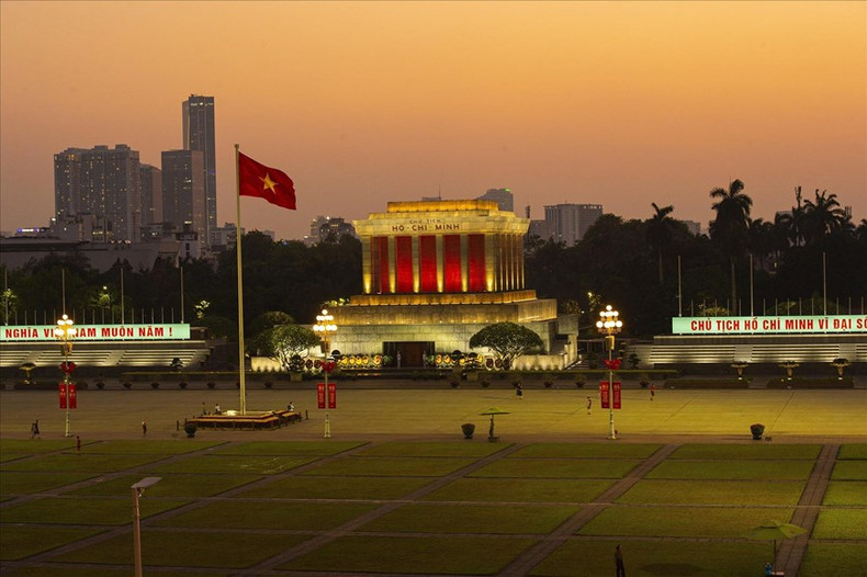 Atardecer en el Mausoleo del Presidente Ho Chi Minh. Atardecer en el Mausoleo del Presidente Ho Chi Minh.