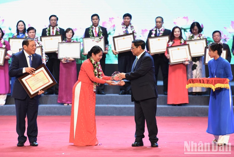 El Jefe del Gobierno entrega placas honoríficas de cristal a los 78 ejemplares.