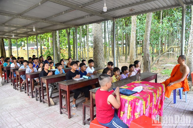 La enseñanza de la escritura jemer es una práctica habitual en las 143 pagodas jemeres de Tra Vinh.