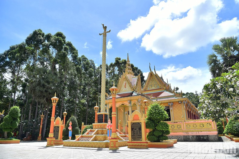 La armoniosa mezcla de arquitectura y escultura da forma a templos majestuosos y espléndidos, enclavados con plena serenidad en medio de arboledas.