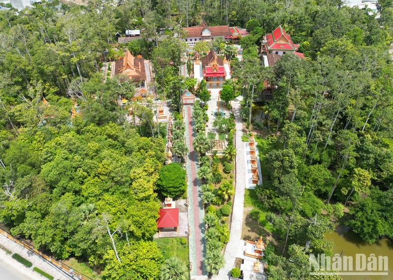 Existente desde el siglo XIII sobre casi seis hectáreas, la pagoda de Phuong adopta un diseño algo distinto de sus similares de la provincia, pero cargado de la identidad jemer.