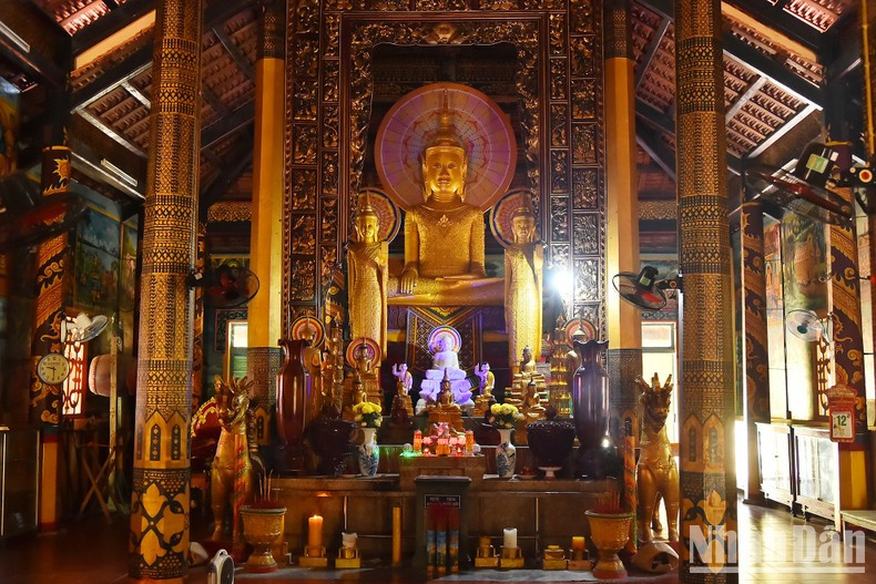 El santuario principal de cada pagoda jemer ejemplifica la cúspide de los artes de arquitectura y escultura de la etnia.