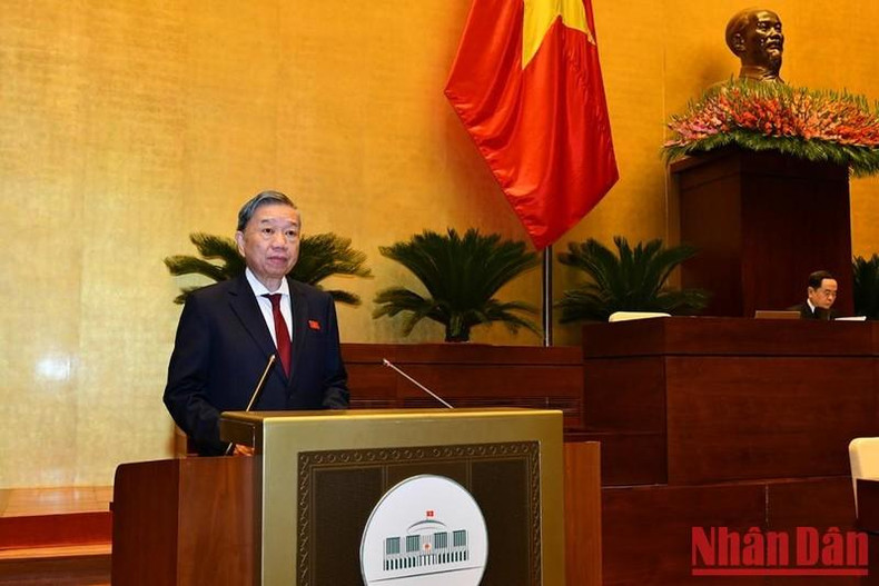 El ministro de Seguridad Pública, To Lam, lee un informe sobre el borrador de Resolución referente a la autorización experimental de la subasta de número de chapa de matrícula. El ministro de Seguridad Pública, To Lam, lee un informe sobre el borrador de Resolución referente a la autorización experimental de la subasta de número de chapa de matrícula.