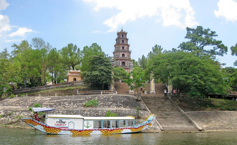 La pagoda de Thien Mu está ubicada en la colina de Ha Khe, frente al romántico río Huong (Perfume).
