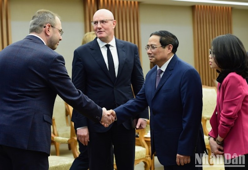 El jefe del Ejecutivo vietnamita saluda a los delegados rusos. El jefe del Ejecutivo vietnamita saluda a los delegados rusos.