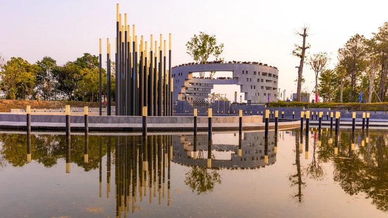 El espacio conmemorativo incluye un patio y un lago conmemorativo formado por círculos concéntricos, destinados a crear concentración y calma antes de llegar al espacio espiritual. El espacio conmemorativo incluye un patio y un lago conmemorativo formado por círculos concéntricos, destinados a crear concentración y calma antes de llegar al espacio espiritual.