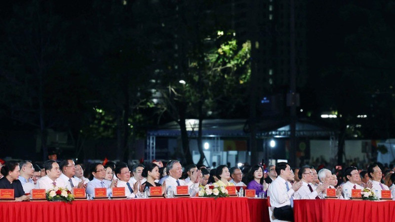 El líder partidista y delegados al evento. El líder partidista y delegados al evento.