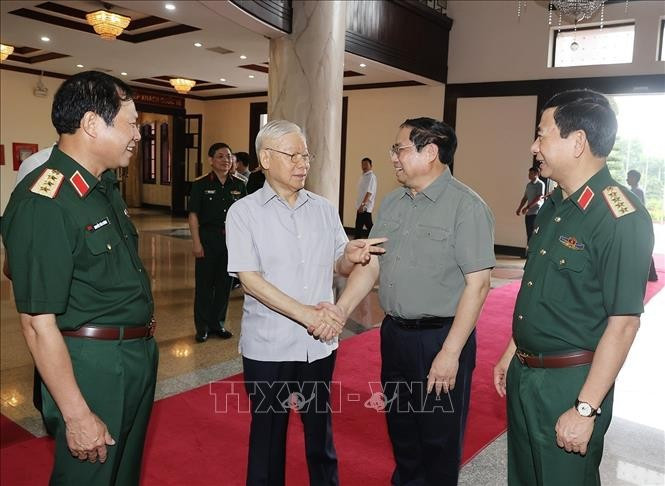 El líder del partido charla con el primer ministro Pham Minh Chinh y con dirigentes del Ministerio de Defensa. El líder del partido charla con el primer ministro Pham Minh Chinh y con dirigentes del Ministerio de Defensa.