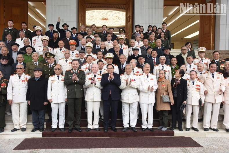 Los participantes posan juntos. Los participantes posan juntos.