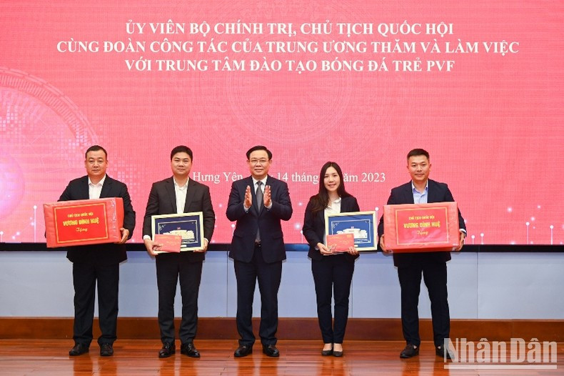 [Foto] Presidente del Parlamento vietnamita visita centro de formación de fútbol juvenil ảnh 8