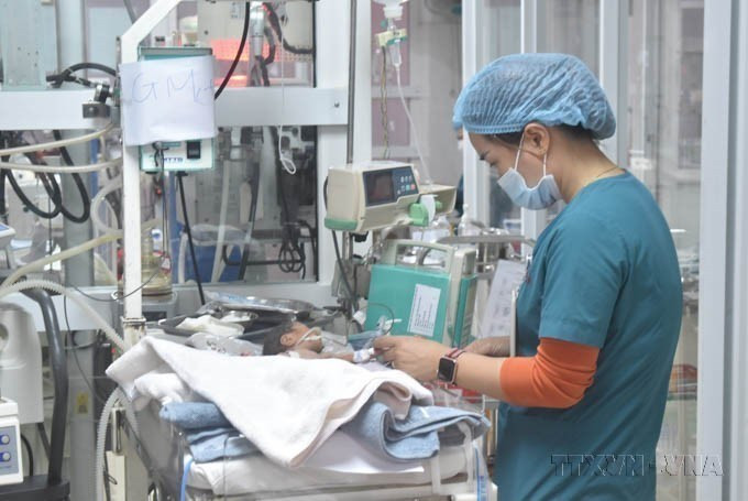 El personal médico del Departamento de Cuidados Intensivos Pediátricos y Neonatales del Hospital General de Tay Nguyen atiende día y noche a pacientes recién nacidos, en febrero de 2024.