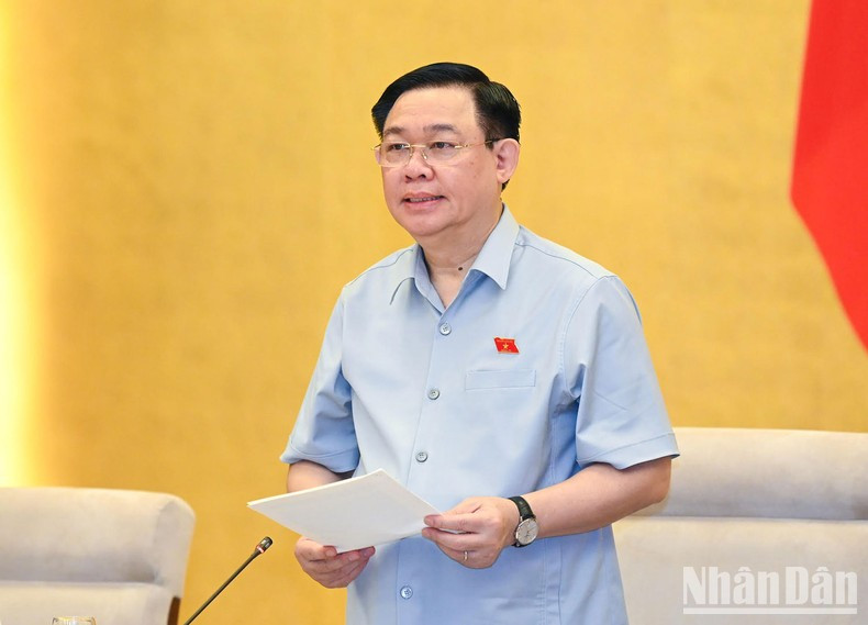 El jefe del Legislativo informa de los documentos que se debatirán en esta reunión.