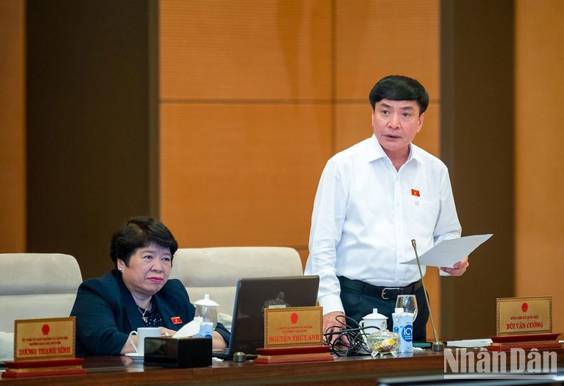 El secretario general y presidente de la Oficina Parlamentaria, Bui Van Cuong, interviene en la sesión.