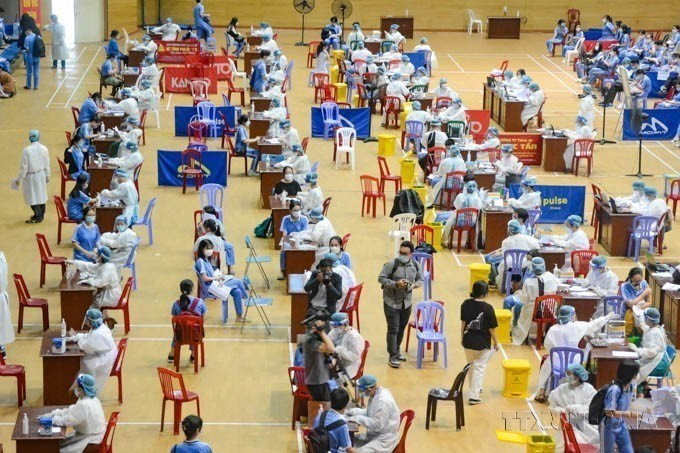 En 2021, Vietnam implementó con éxito la campaña de vacunación contra el Covid-19 a mayor escala del país, siendo uno de los seis países con la tasa de cobertura de vacunación más alta del mundo.