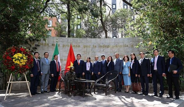 El miembro del Secretariado del Comité Central del PCV y jefe de su Comisión de Comunicación y Educación, Nguyen Trong Nghia, al frente de la delegación vietnamita, coloca una ofrenda floral frente a la estatua del Presidente Ho Chi Minh en Ciudad de México. (Fotografía: VNA)
