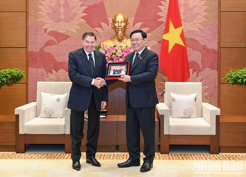 Entrega de un regalo al visitante.