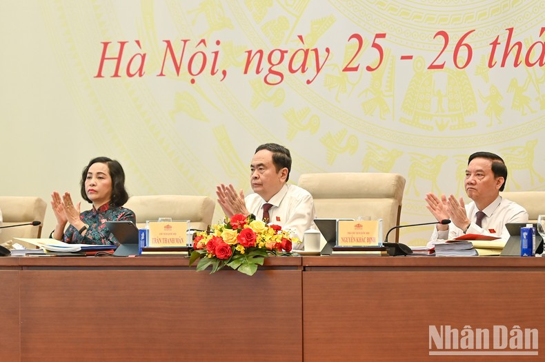 El presidente de la AN, Tran Thanh Man, y los vicetitulares del máximo órgano legislativo conducen la conferencia. El presidente de la AN, Tran Thanh Man, y los vicetitulares del máximo órgano legislativo conducen la conferencia.