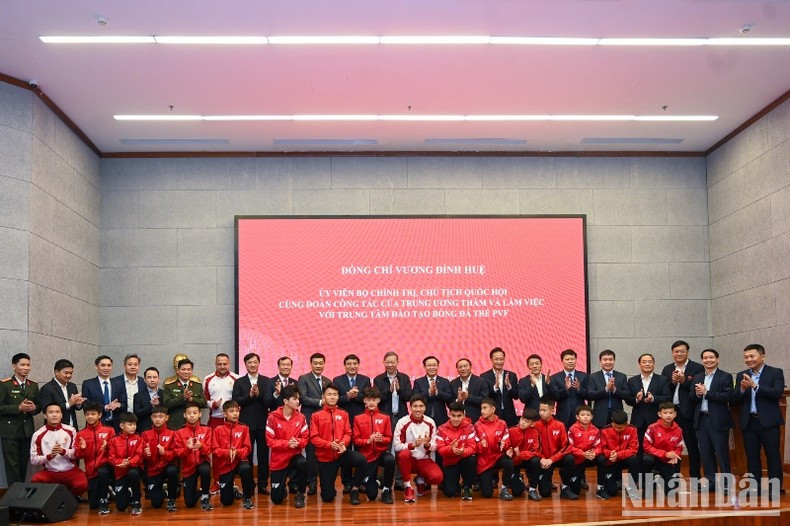 [Foto] Presidente del Parlamento vietnamita visita centro de formación de fútbol juvenil ảnh 10
