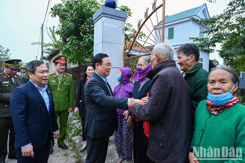 . El jefe del Parlamento visita a residentes en la comuna de Tan Ninh, distrito de Quang Ninh.