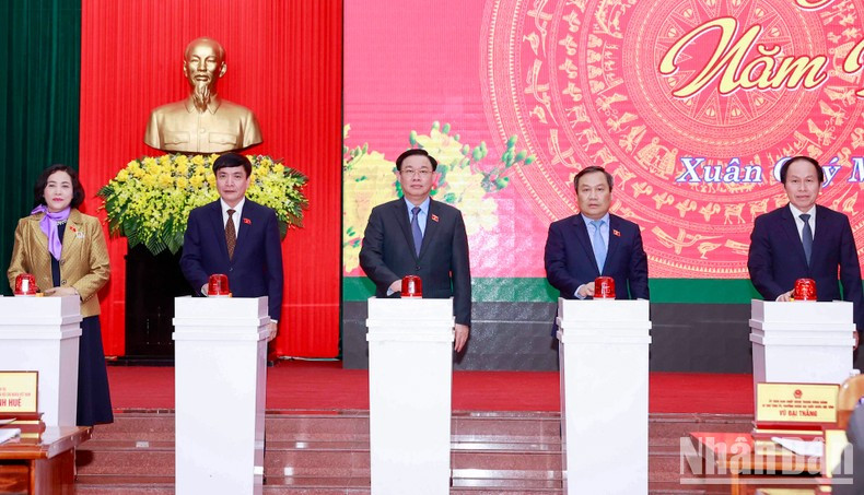 El dirigente y otros delegados inauguran tres proyectos clave en la provincia.