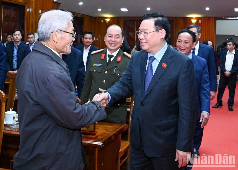 Por la tarde, Dinh Hue y sus acompañantes se reunieron con representantes del Comité partidista, el gobierno y el pueblo de Quang Binh.