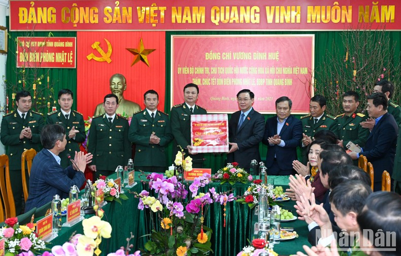 Entrega de obsequios por el Tet a los miembros de la unidad.