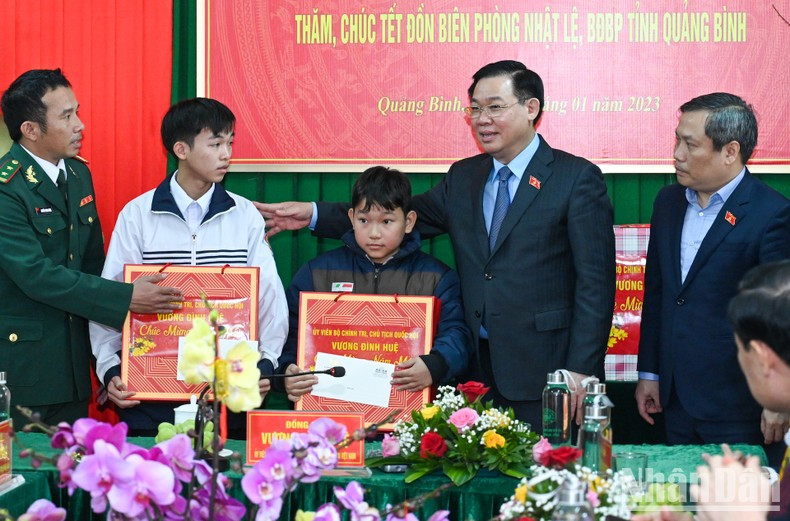 Dinh Hue también repartió regalos a dos chicos adoptados por oficiales de la estación.