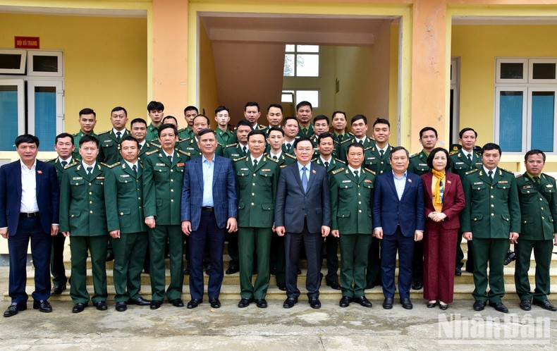 La delegación posa con los guardafronteras.