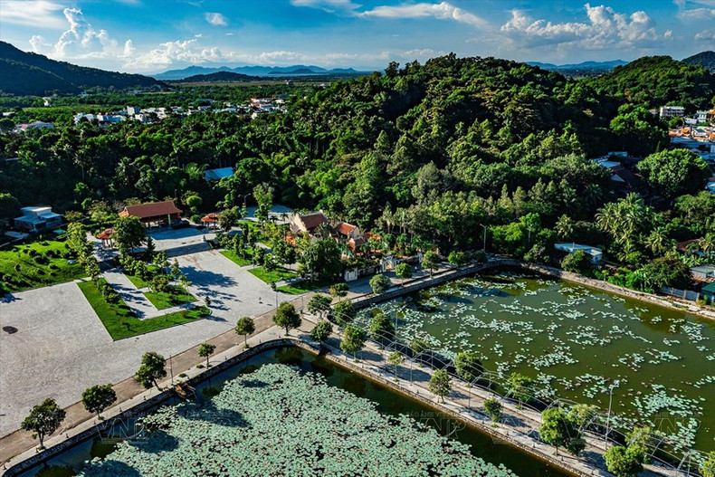 El mausoleo de Mac Cuu es un destino cultural e histórico impresionante de la ciudad de Ha Tien. Se trata de un lugar que muestra la gratitud y el afecto de los pueblos a Mac Cuu, quien hizo grandes contribuciones al desarrollo de la región suroeste del país hace más de tres siglos. El mausoleo de Mac Cuu es un destino cultural e histórico impresionante de la ciudad de Ha Tien. Se trata de un lugar que muestra la gratitud y el afecto de los pueblos a Mac Cuu, quien hizo grandes contribuciones al desarrollo de la región suroeste del país hace más de tres siglos.