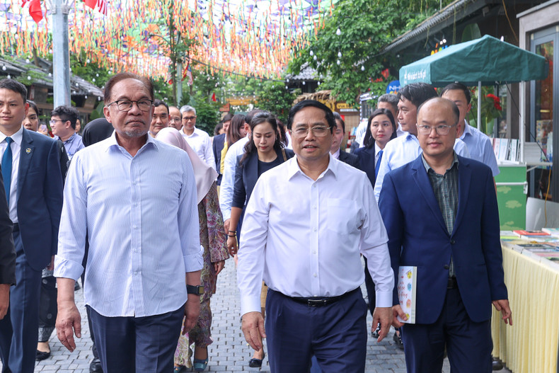 Los dos jefes de Gobierno llegan a la Calle de Libros en Hanói, situada cerca del céntrico Lago Hoan Kiem. Se trata de un destino preferido por los amantes de la lectura en esa capital. Los dos jefes de Gobierno llegan a la Calle de Libros en Hanói, situada cerca del céntrico Lago Hoan Kiem. Se trata de un destino preferido por los amantes de la lectura en esa capital.