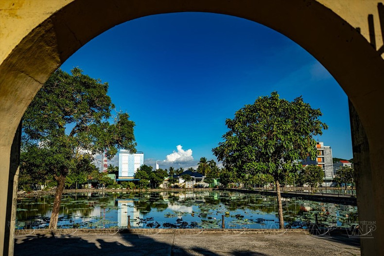 El estanque de lotos frente a la puerta del mausoleo. El estanque de lotos frente a la puerta del mausoleo.